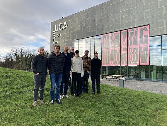 Projektmitglieder vor dem Gebäude der LUCA School of Arts